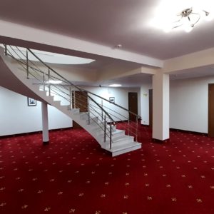 Холл с лестницей на 2 этаж. Санаторий Славяновский Исток Железноводск.
